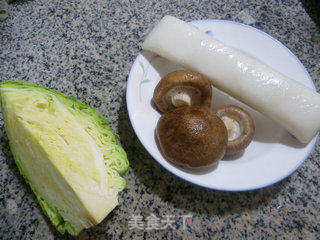 香菇圆白菜炒年糕的做法步骤：1