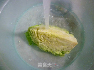 香菇圆白菜炒年糕的做法步骤：2