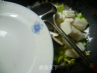 香菇圆白菜炒年糕的做法步骤：7