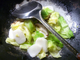 香菇圆白菜炒年糕的做法步骤：8