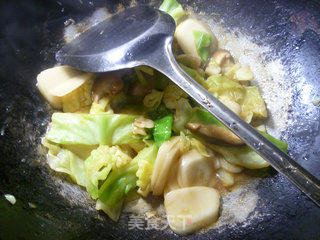 香菇圆白菜炒年糕的做法步骤：12