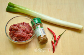 孜然葱爆羊肉的做法步骤：1