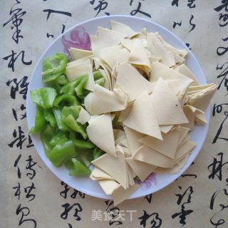 东北 干豆腐（豆片）炒尖椒的做法步骤：2