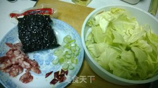 炝炒手撕包菜腊肠的做法步骤：1