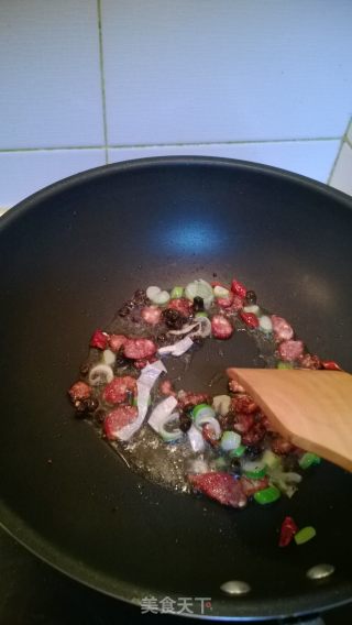 炝炒手撕包菜腊肠的做法步骤：3