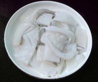 青椒炒鱿鱼的做法步骤：2