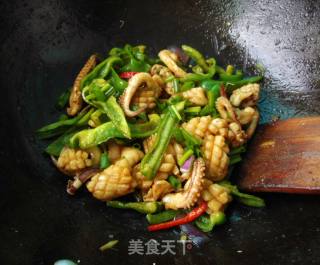 青椒炒鱿鱼的做法步骤：9
