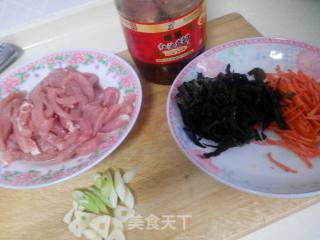 小叶版鱼香肉丝的做法步骤：1