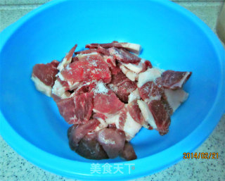 酥脆酸甜的糖醋肉的做法步骤：2