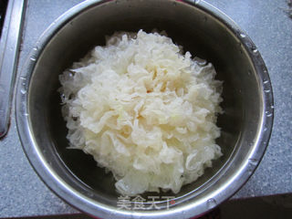 节后养身佳品--木瓜银耳枸杞莲子羹的做法步骤：1