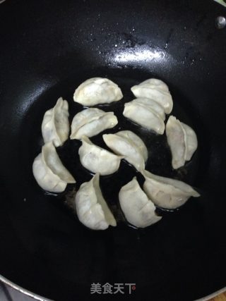 生煎饺子的做法步骤：2