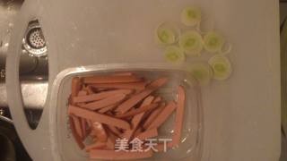 家常 火腿肠炒豆芽的做法步骤：2