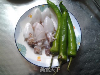 墨鱼仔炒青椒的做法步骤：1