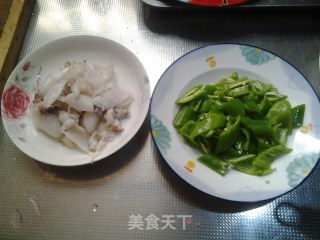 墨鱼仔炒青椒的做法步骤：2