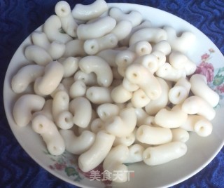 来一道最简单制作的美食！上班族必备！海鲜味空心年糕煮方便面 顶饿的做法步骤：2