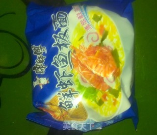 来一道最简单制作的美食！上班族必备！海鲜味空心年糕煮方便面 顶饿的做法步骤：3