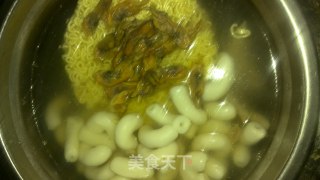 来一道最简单制作的美食！上班族必备！海鲜味空心年糕煮方便面 顶饿的做法步骤：4