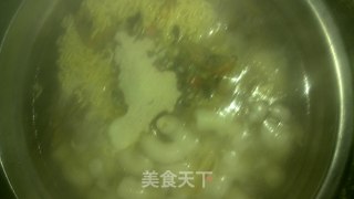 来一道最简单制作的美食！上班族必备！海鲜味空心年糕煮方便面 顶饿的做法步骤：5