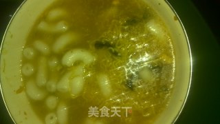 来一道最简单制作的美食！上班族必备！海鲜味空心年糕煮方便面 顶饿的做法步骤：6