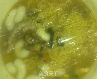 来一道最简单制作的美食！上班族必备！海鲜味空心年糕煮方便面 顶饿的做法步骤：7