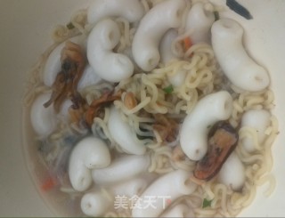 来一道最简单制作的美食！上班族必备！海鲜味空心年糕煮方便面 顶饿的做法步骤：8
