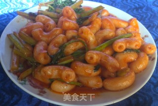 来一道最简单制作的美食！上班族必备！海鲜味空心年糕煮方便面 顶饿的做法步骤：9