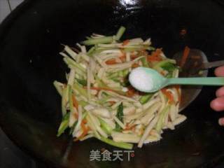 杏鲍菇炒芦笋的做法步骤：7