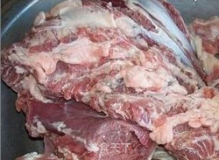 羊肉炖玉米胡萝卜的做法步骤：1
