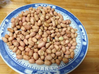 过油花生仁的做法步骤：1