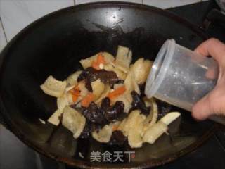 冬笋炒肉皮的做法步骤：8