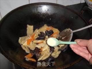 冬笋炒肉皮的做法步骤：10