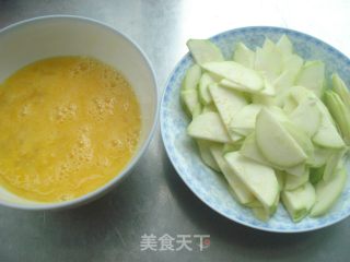 西葫芦炒鸡蛋的做法步骤：2