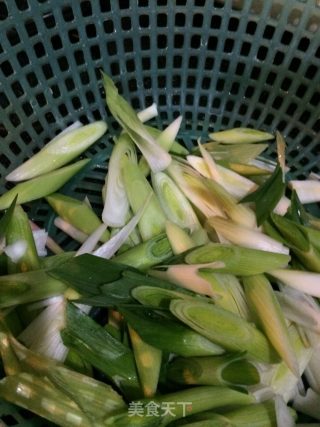 腊肉炒大蒜的做法步骤：1