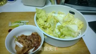 酱油肉炒娃娃菜的做法步骤：1