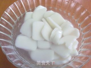 腊肠炒年糕的做法步骤：2