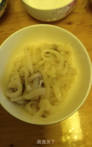 酥炸鱿鱼的做法步骤：1