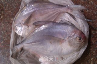 鲳鱼烧咸菜的做法步骤：1