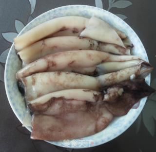 鱿鱼韭菜水饺的做法步骤：1
