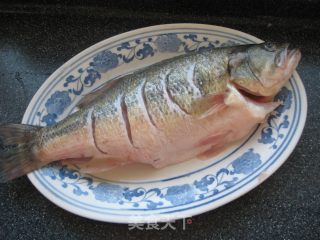 清蒸鲈鱼的做法步骤：1
