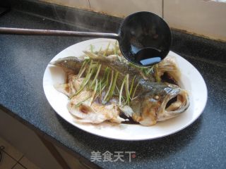 清蒸鲈鱼的做法步骤：11