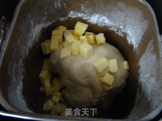 皇冠大面包的做法步骤：1