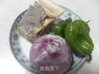 腊肉炒洋葱的做法步骤：1