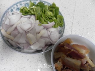 腊肉炒洋葱的做法步骤：3