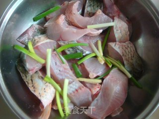 传统熏鱼的做法步骤：1