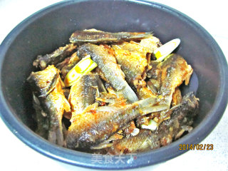 自制香酥美味的鲫鱼罐头的做法步骤：4