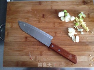 香菇滑鸡丁的做法步骤：1