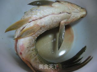 泡椒鲫鱼的做法步骤：1