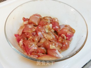 鸡丁冬菇盖浇饭的做法步骤：1