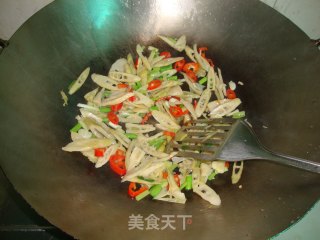 小竹笋炒卤肥肠的做法步骤：3