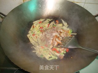 小竹笋炒卤肥肠的做法步骤：4